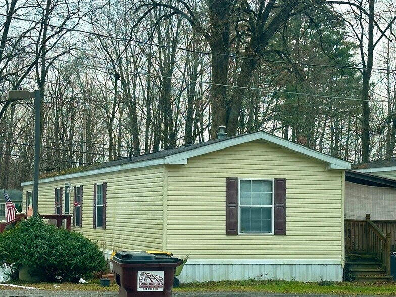 765 Saratoga Rd, Gansevoort, NY à vendre - Photo de l’immeuble – Image 2 sur 6