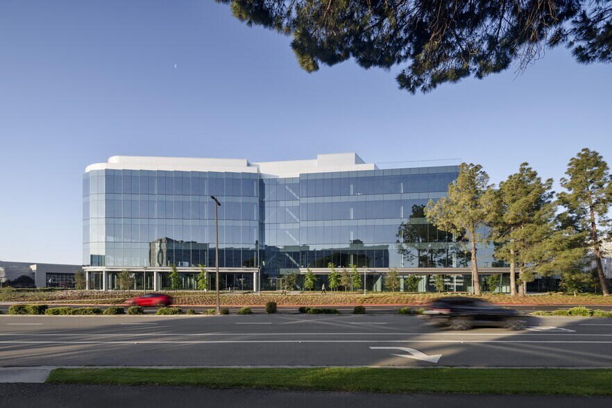 200 Twin Dolphin Dr, Redwood City, CA à louer - Photo de l’immeuble – Image 3 sur 12