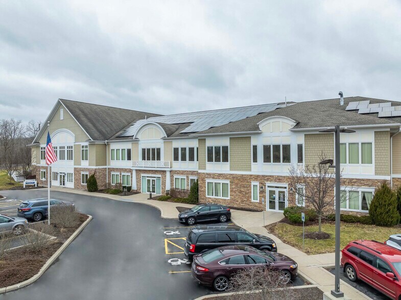 229 Parrish St, Canandaigua, NY à louer - Photo de l’immeuble – Image 2 sur 16