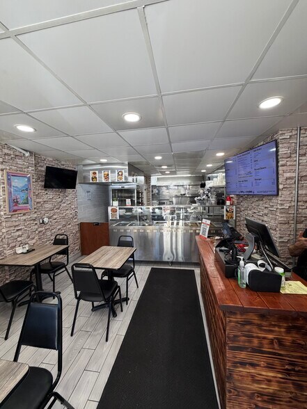 2417 Ditmars Blvd, Astoria, NY à louer - Photo de l’immeuble – Image 3 sur 13