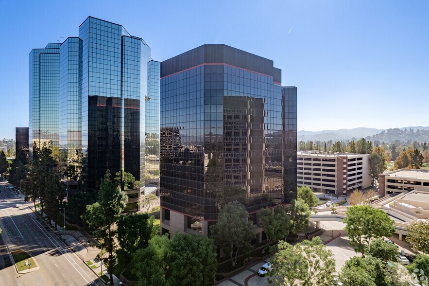 21800 Oxnard St, Woodland Hills, CA à louer - Photo de l’immeuble – Image 3 sur 13