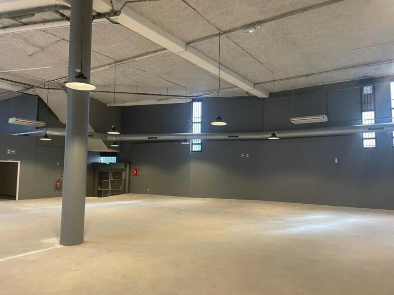 Local d’activités dans Saint-Denis à louer - Photo de l’immeuble – Image 3 sur 15