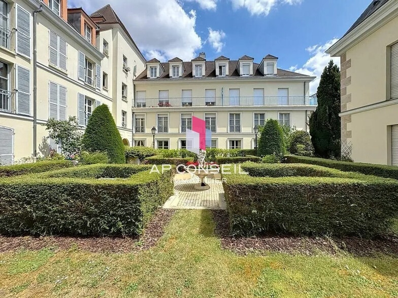 Bureau dans Saint-Germain-en-Laye à louer - Photo de l’immeuble – Image 3 sur 11