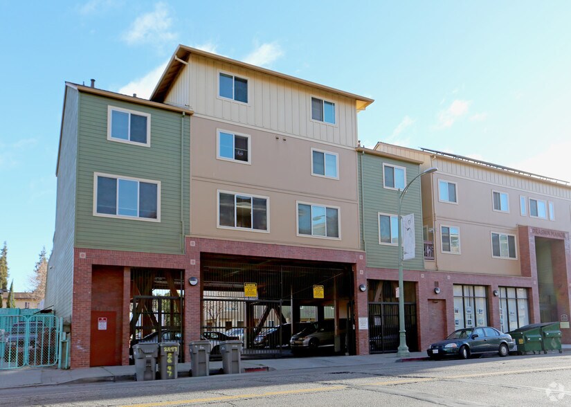 2530 International Blvd, Oakland, CA à louer - Photo de l’immeuble – Image 2 sur 3