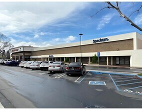 4450 California Ave, Bakersfield, CA à louer Photo de l’immeuble– Image 1 sur 4