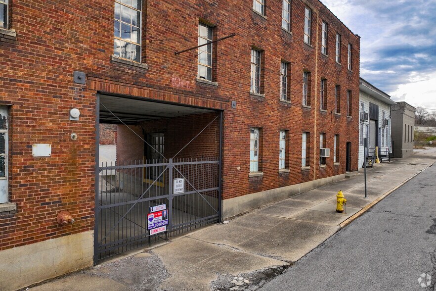 2624 Colerain Ave, Cincinnati, OH à louer - Photo de l’immeuble – Image 2 sur 11