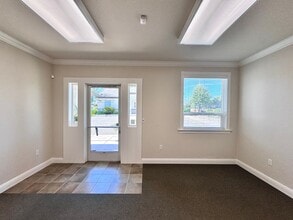 3570 Santa Rosa Way, Redding, CA à louer Photo intérieure– Image 2 sur 9