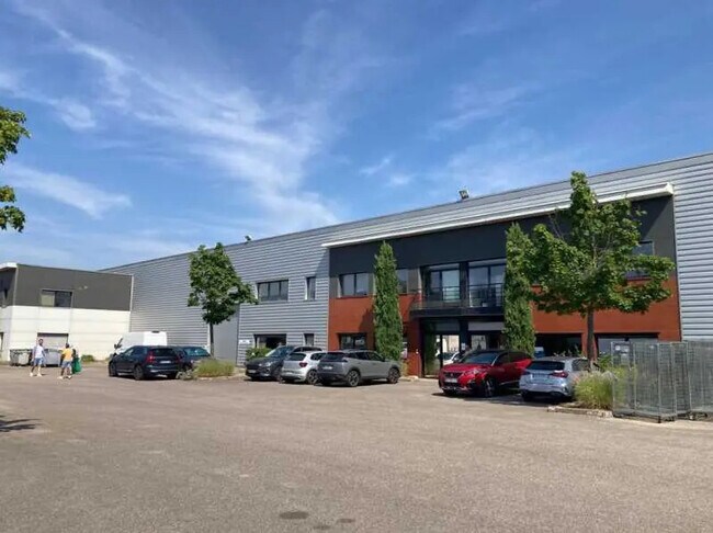 Plus de détails pour 16 Rue De Lombardie, Décines-Charpieu - Bureau, Local d'activités à louer