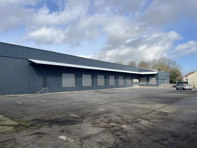 Plus de détails pour 3 Rue Du Stade Sauvanet, Le Mesnil-Amelot - Bureau, Local d'activités à louer