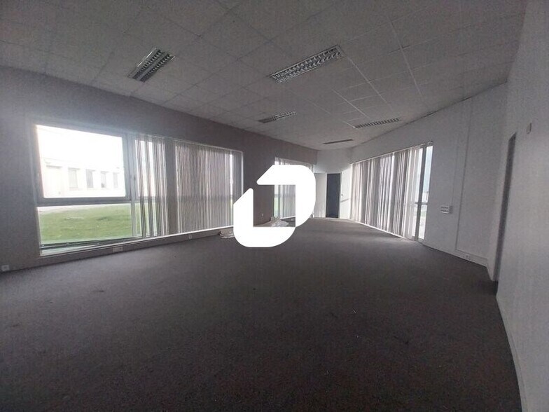 Bureau dans Les Essarts-le-Roi à louer - Photo intérieure – Image 2 sur 9