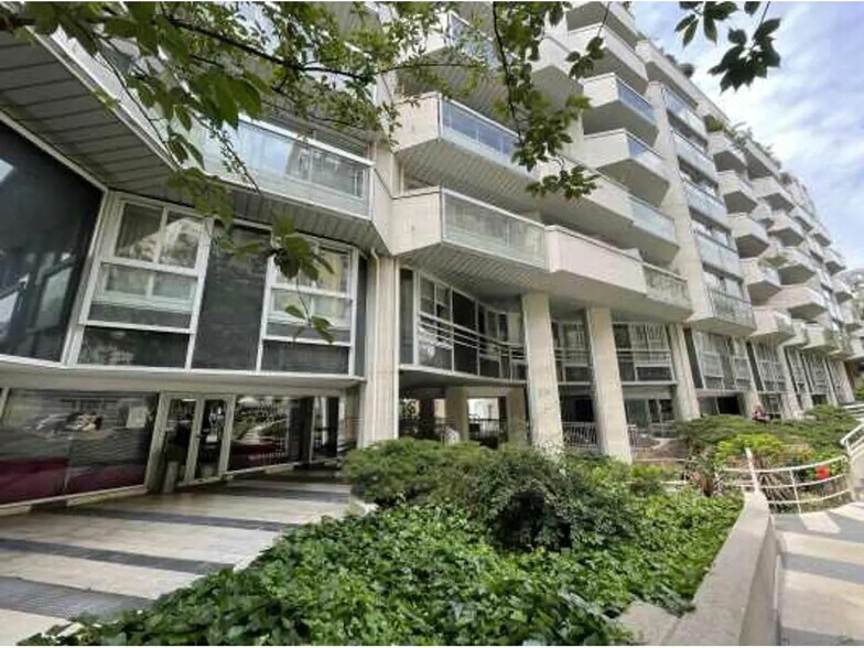 17 Rue De Chaillot, Paris à louer - Photo de l’immeuble – Image 1 sur 10