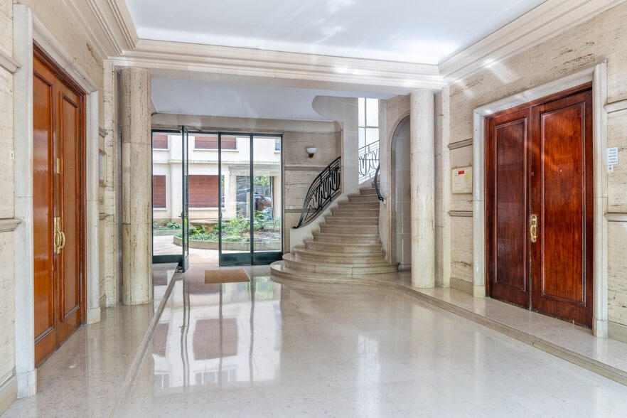 15 Boulevard Flandrin, Paris à louer - Photo de l’immeuble – Image 3 sur 16