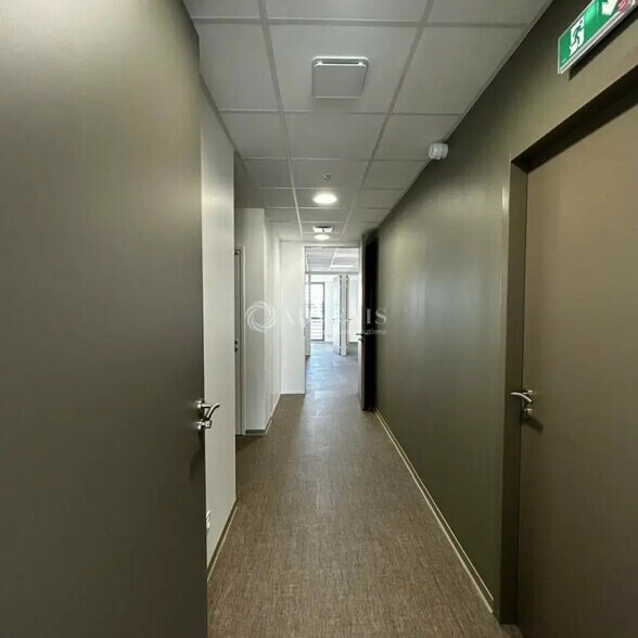 Bureau dans  à louer - Photo de l’immeuble – Image 2 sur 3