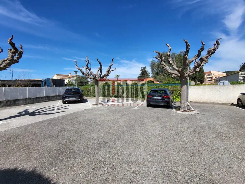 Bureau dans Sanary-sur-Mer à vendre - Photo de l’immeuble – Image 3 sur 12