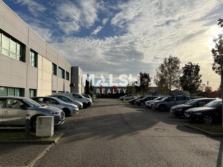 Bureau dans Saint-Priest à louer - Photo de l’immeuble – Image 1 sur 3