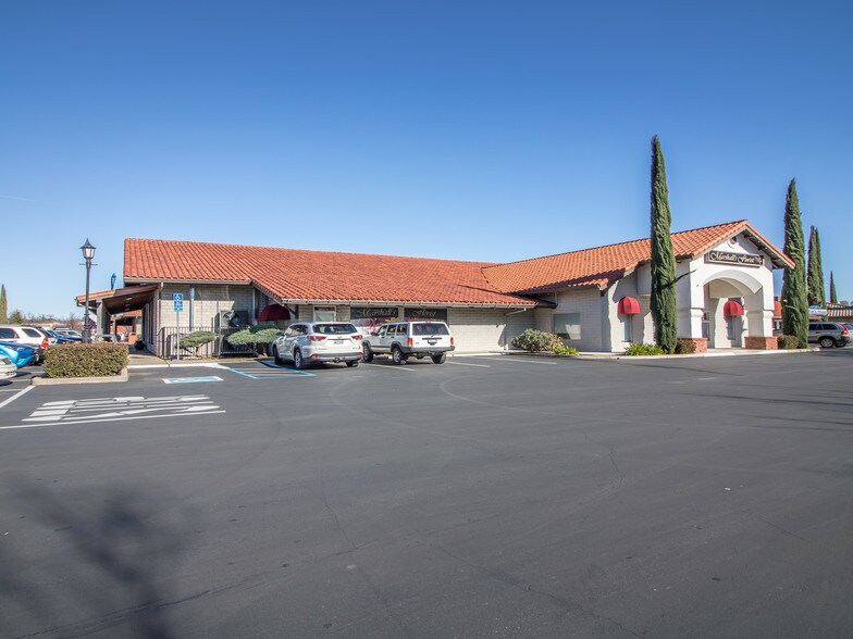 221 Locust St, Redding, CA à louer - Photo de l’immeuble – Image 1 sur 18