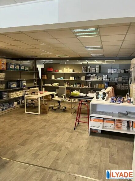 Local commercial dans Trets à louer - Photo de l’immeuble – Image 3 sur 6