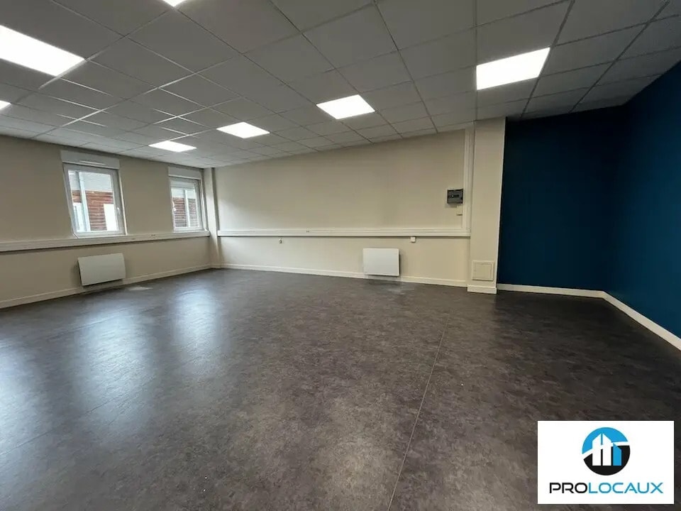 Bureau dans Saint-Maximin à louer Photo de l’immeuble– Image 1 sur 3