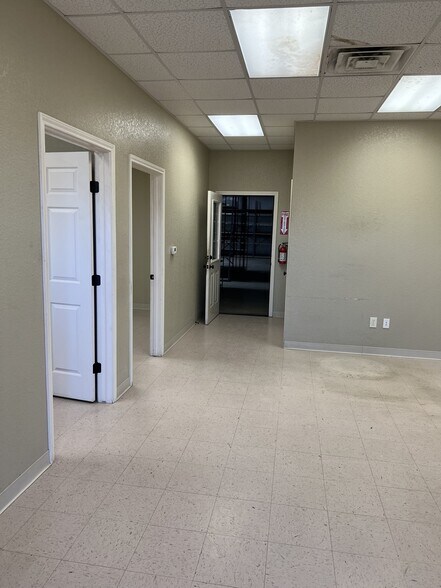 190 Eagle Ford Dr, Pleasanton, TX à louer - Photo de l’immeuble – Image 2 sur 13