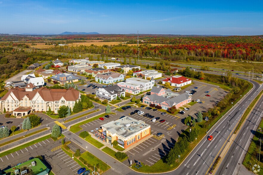 105 Boul Du Carrefour, Bromont, QC à louer - Aérien – Image 2 sur 9