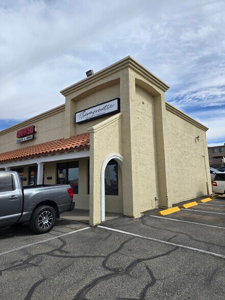 300 N Resler Dr, El Paso, TX à louer - Photo de l’immeuble – Image 2 sur 5