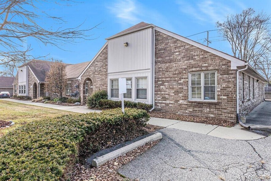 21999 Farmington Rd, Farmington Hills, MI à vendre - Photo de l’immeuble – Image 3 sur 11