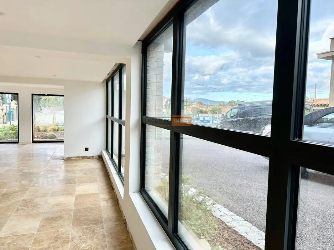 Bureau dans Sainte-Maxime à louer Photo intérieure– Image 1 sur 6