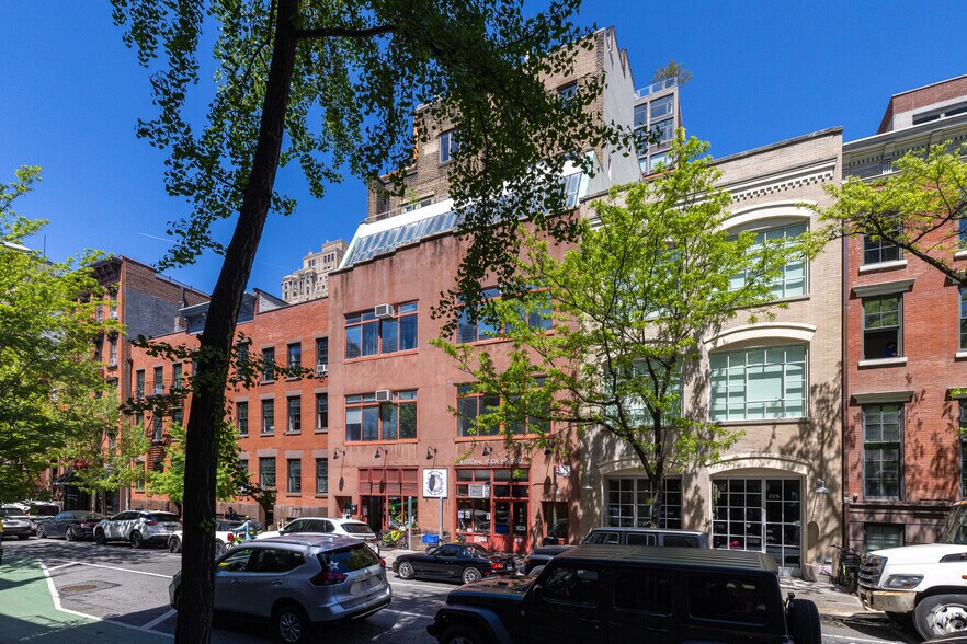 227 W 13th St, New York, NY à vendre - Photo de l’immeuble – Image 2 sur 5