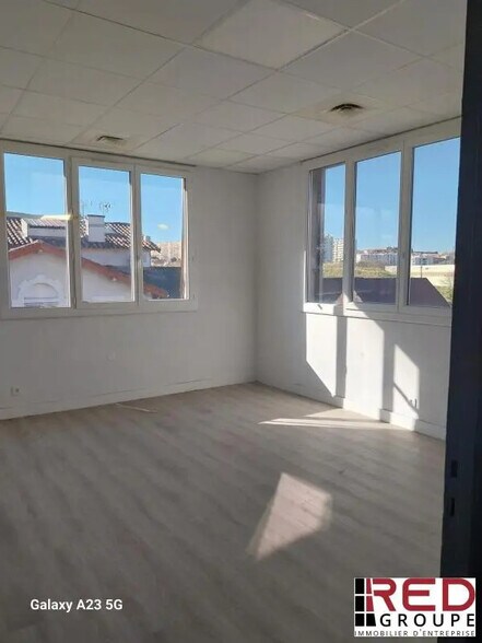 Bureau dans Marseille à vendre - Photo de l’immeuble – Image 1 sur 7