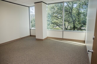 2425 Fountain View Dr, Houston, TX à louer Photo intérieure– Image 2 sur 4