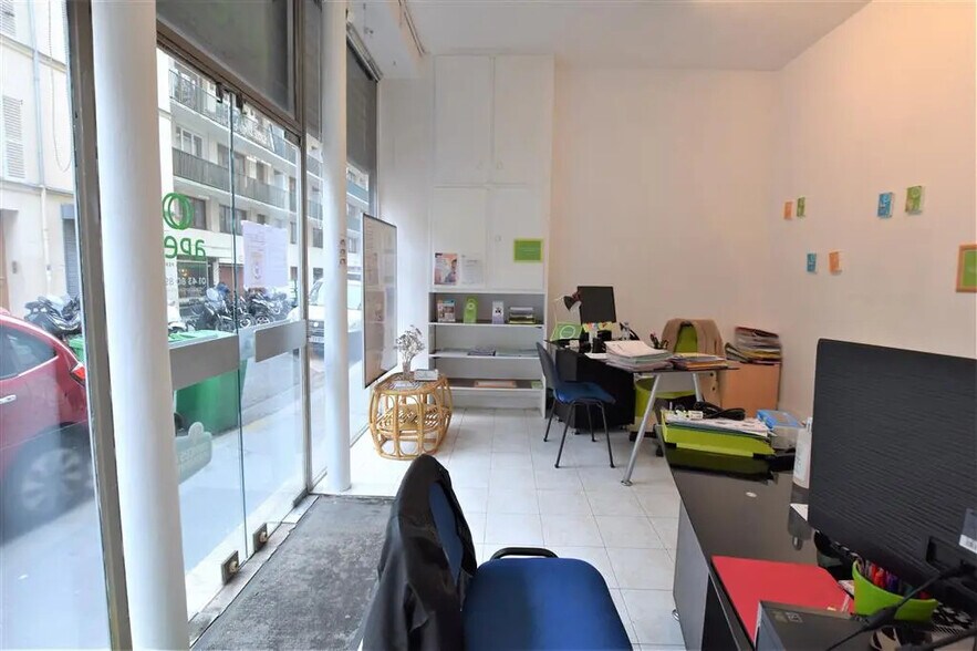 Local commercial dans Paris à louer - Photo de l’immeuble – Image 2 sur 7