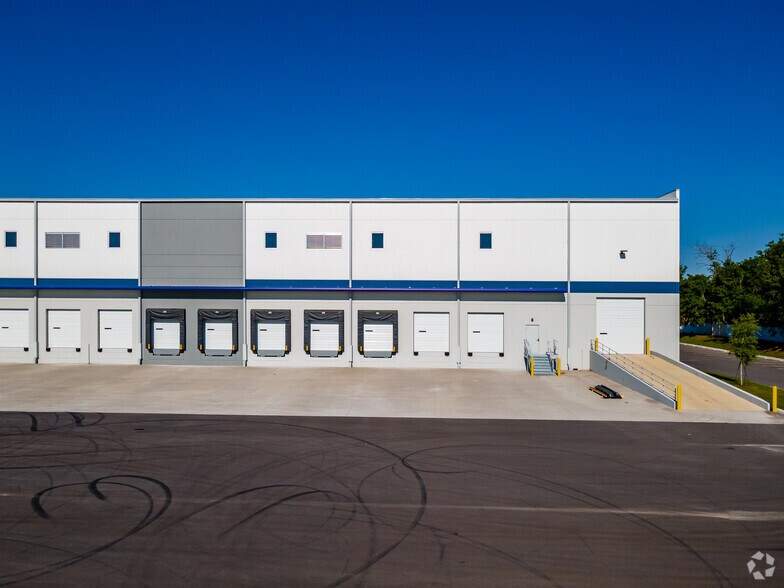 6337 Mango Rd, Seffner, FL à louer - Photo de l’immeuble – Image 3 sur 17