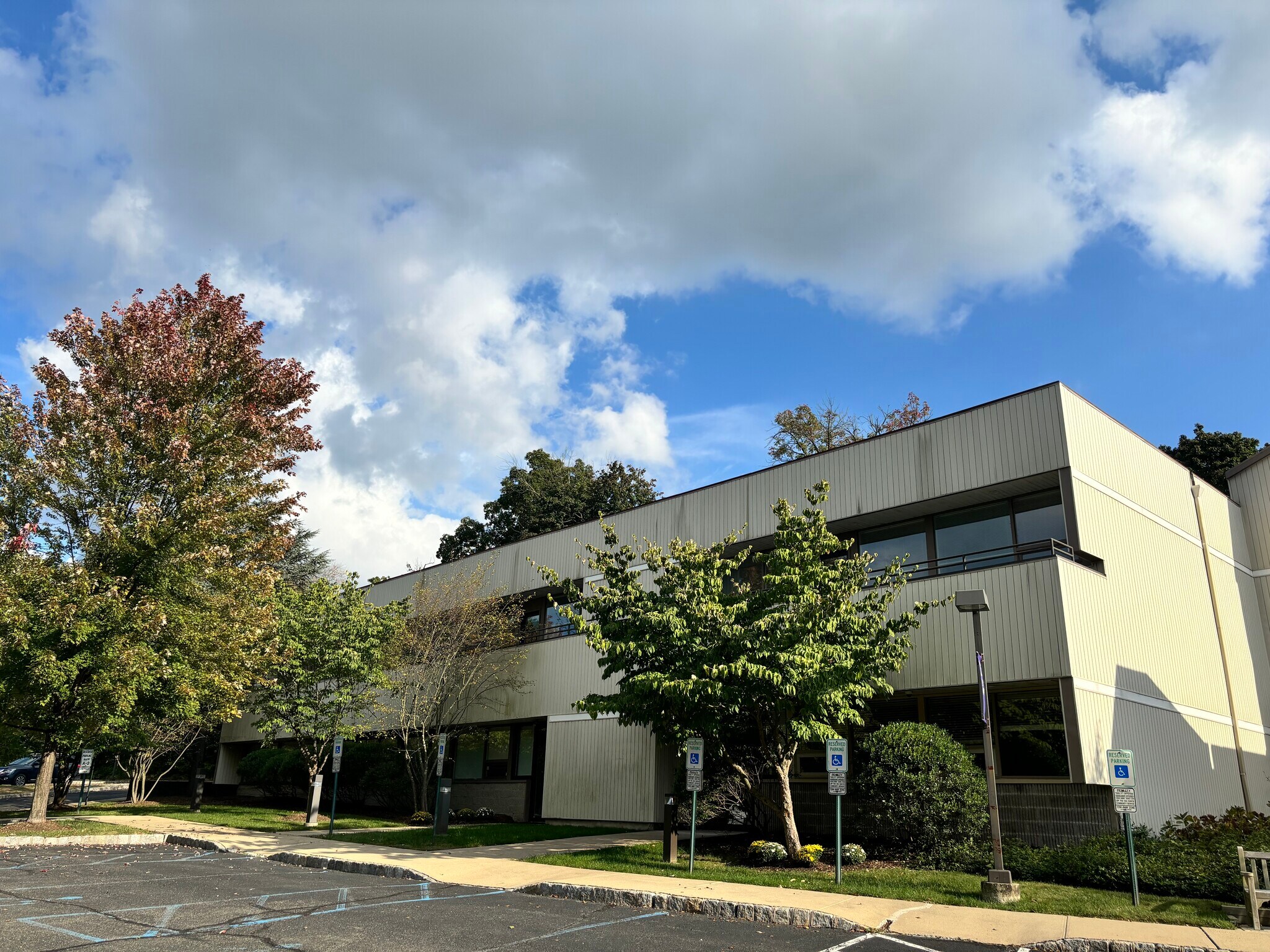 220 Ridgedale Ave, Florham Park, NJ à louer Photo de l’immeuble– Image 1 sur 56