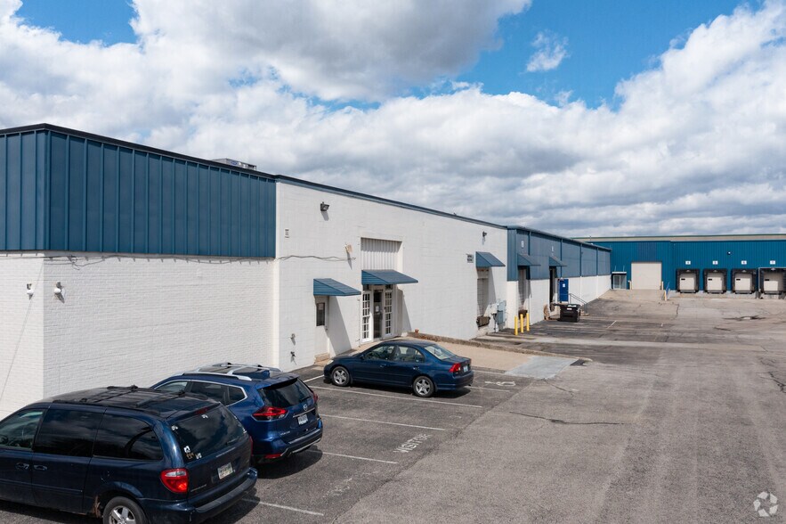 6043 Interstate Cir, Blue Ash, OH à louer - Photo de l’immeuble – Image 2 sur 5