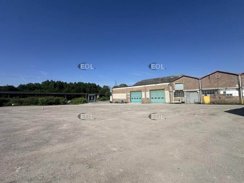Local d'activités dans Saint-Quentin à vendre - Photo de l’immeuble – Image 1 sur 12