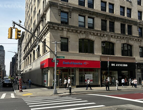 261 Broadway, New York, NY à louer Photo de l’immeuble– Image 1 sur 2