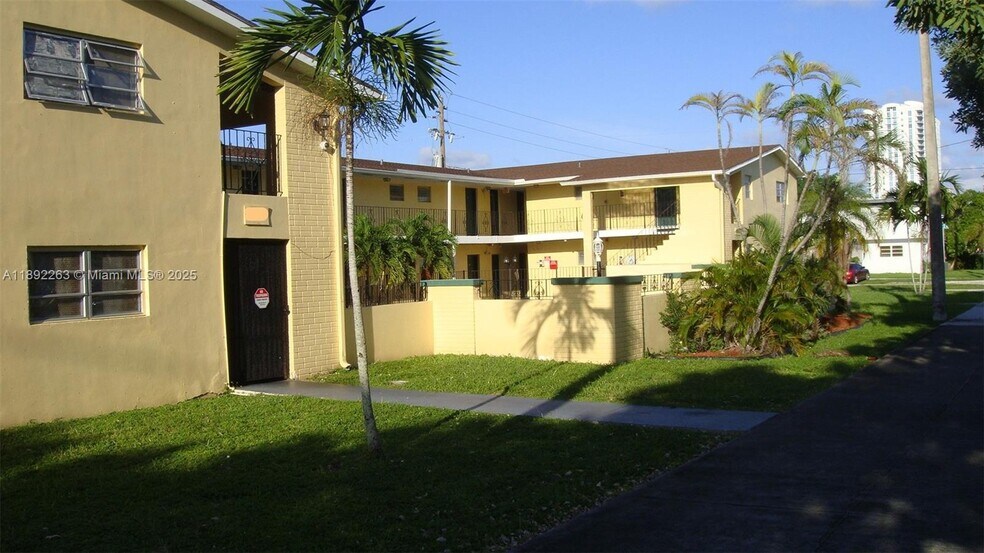 2285 NE 172nd St, North Miami Beach, FL à vendre - Photo de l’immeuble – Image 3 sur 6
