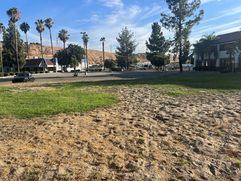 E Washington St, Colton, CA à vendre - Photo de l’immeuble – Image 2 sur 7