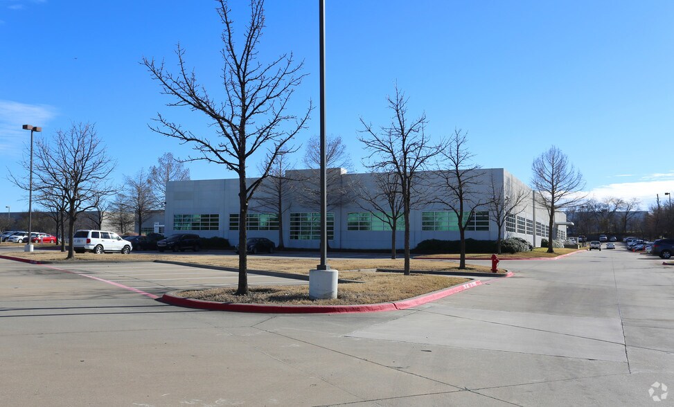 631 S Royal Ln, Coppell, TX à louer - Photo de l’immeuble – Image 3 sur 3