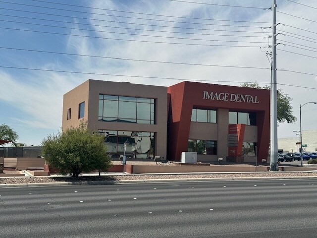 7545 W Sahara Ave, Las Vegas, NV à louer - Photo de l’immeuble – Image 2 sur 19