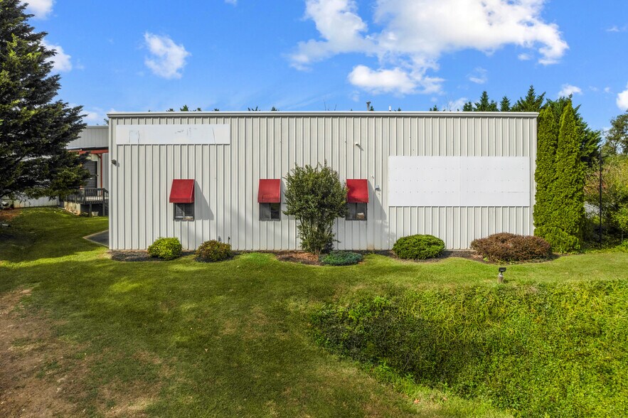 171 Vista Centre Dr, Forest, VA à louer - Photo de l’immeuble – Image 1 sur 34