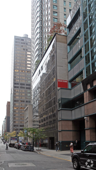 144 E 44th St, New York, NY à louer - Photo de l’immeuble – Image 2 sur 13