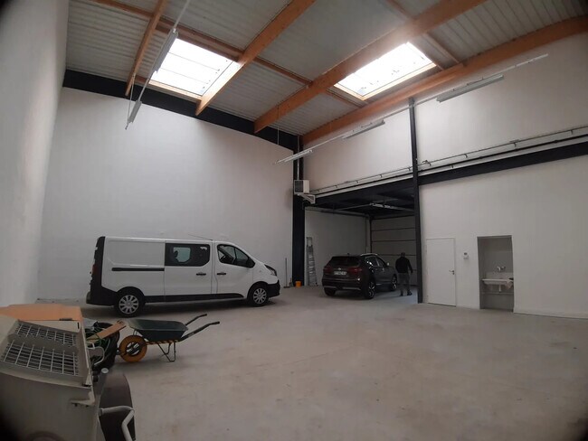 Plus de détails pour Local d'activités à louer