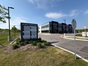 45 Eric T Smith Way, Aurora, ON à louer Photo de l’immeuble– Image 1 sur 1