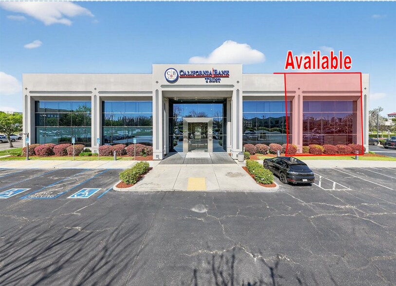 7060 N Fresno St, Fresno, CA à louer - Photo de l’immeuble – Image 3 sur 49
