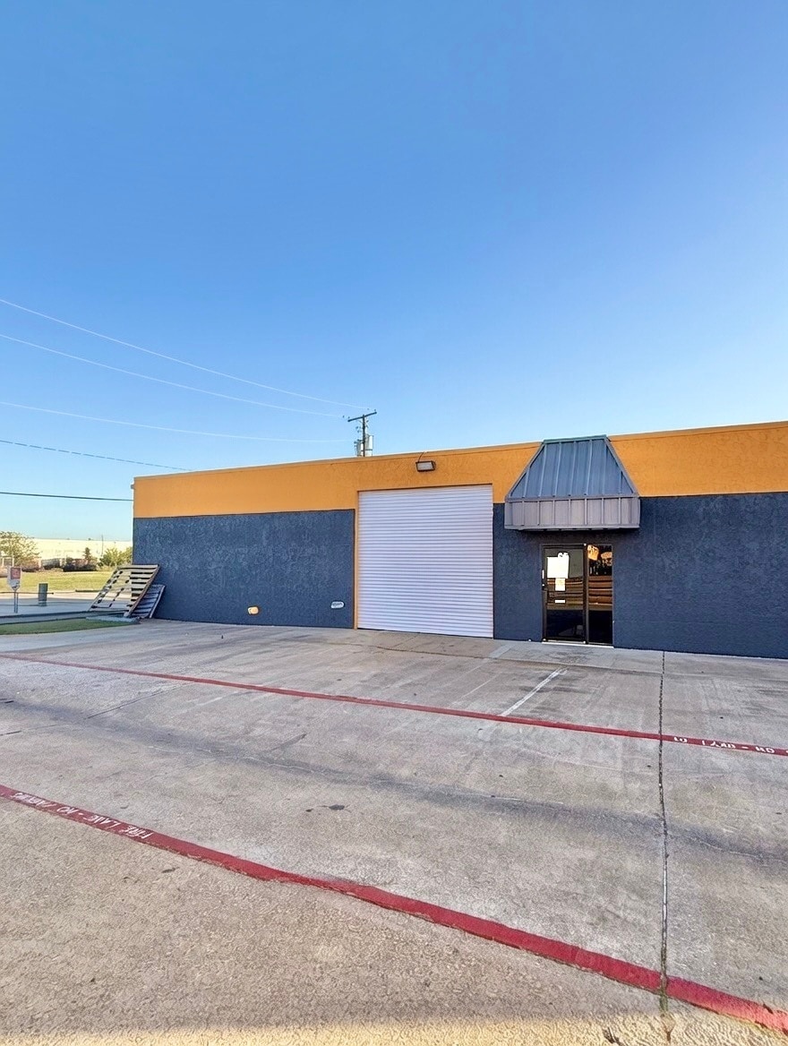 2125 W Pioneer Pky, Grand Prairie, TX à louer Photo de l’immeuble– Image 1 sur 5