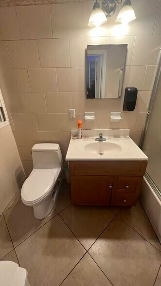 3784 103rd St, Corona, NY à vendre - Photo intérieure – Image 2 sur 4