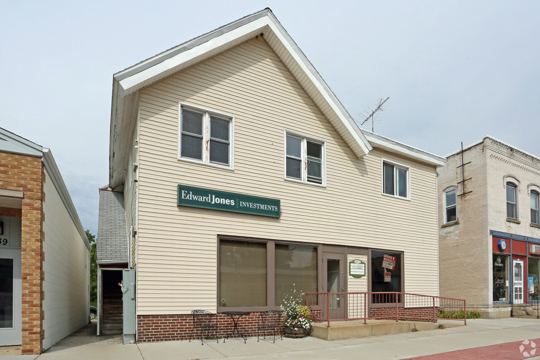141 N Main St, Dousman, WI à louer Photo principale– Image 1 sur 8