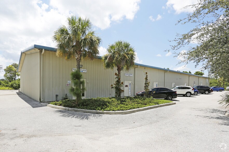 7410 Sawyer Cir, Port Charlotte, FL à louer - Photo principale – Image 1 sur 4