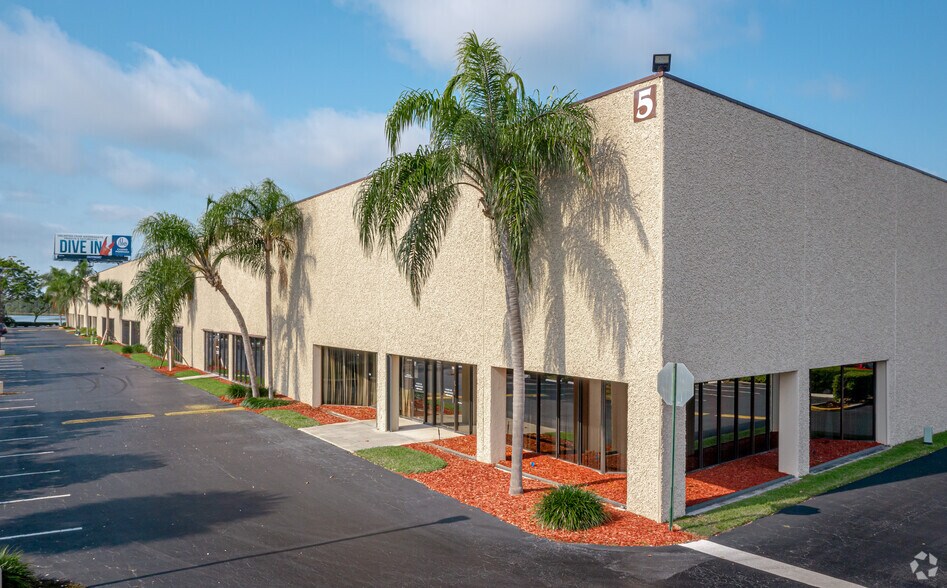 600-636 SW 12th Ave, Deerfield Beach, FL à louer - Photo principale – Image 1 sur 8